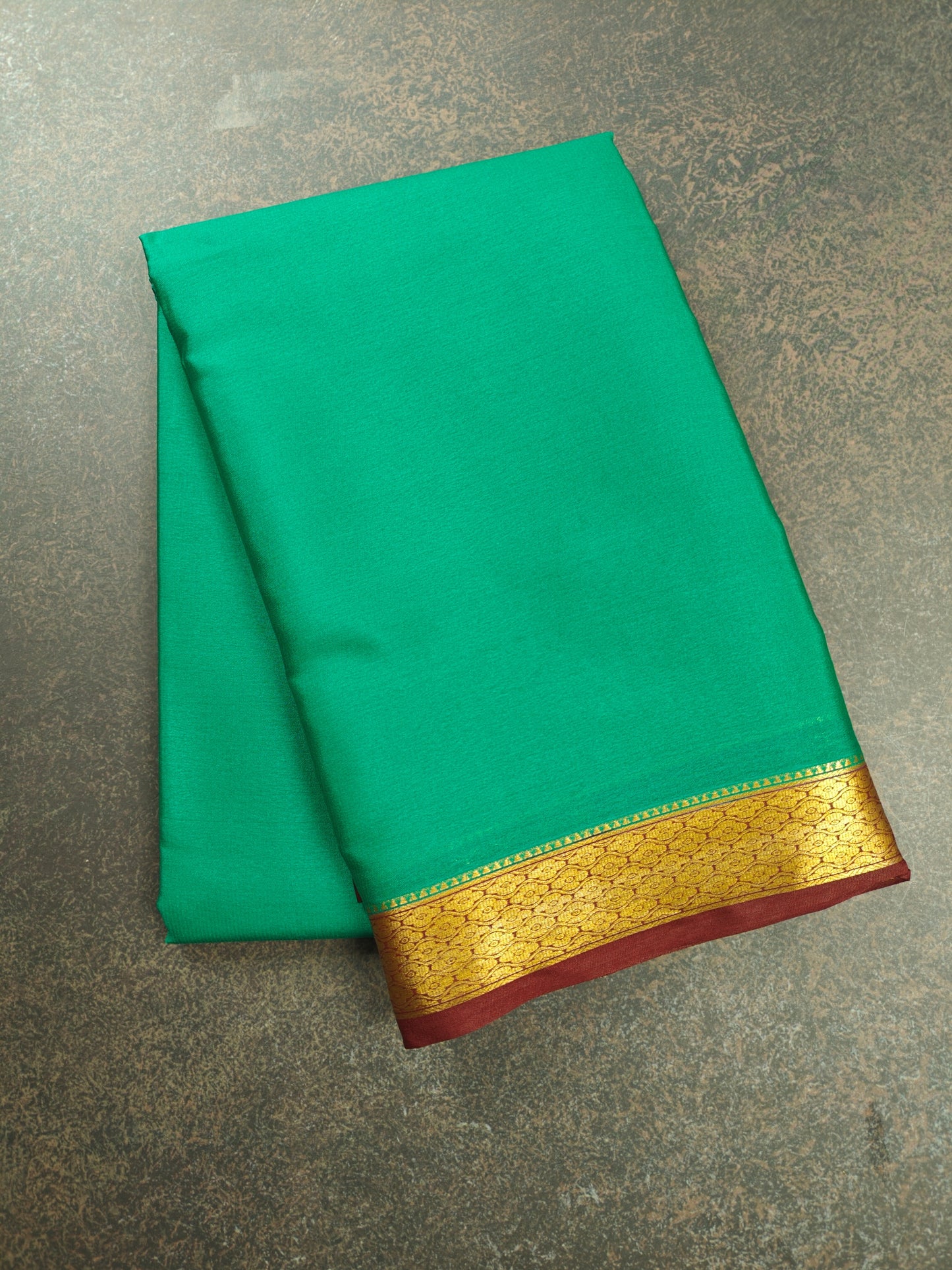 Classic Contrast: Pure Crepe Saree