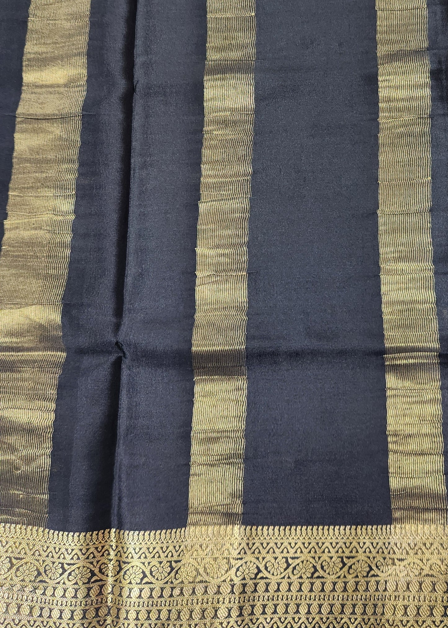 Pure Crepe Saree with small  motifs